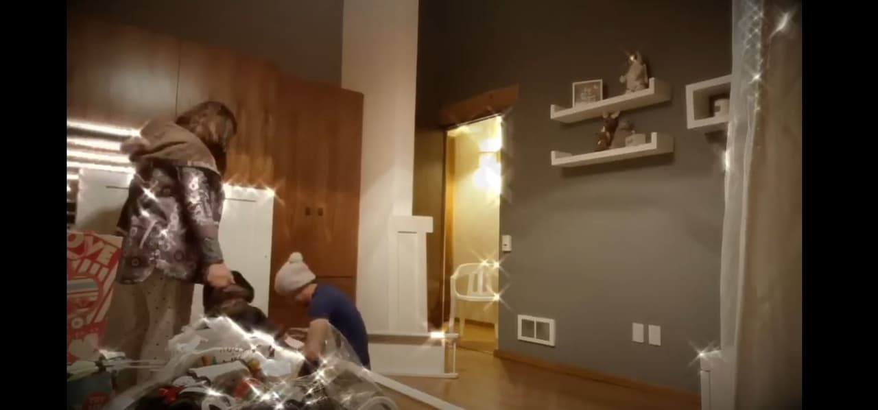 Semanas antes del nacimiento, la estrella de televisión compartió un video del proceso que junto a su esposo, Óscar Jiménez, pasaron para armar la cuna, en el que además dejaron ver las repisas blancas con las que decoraron una de las paredes.