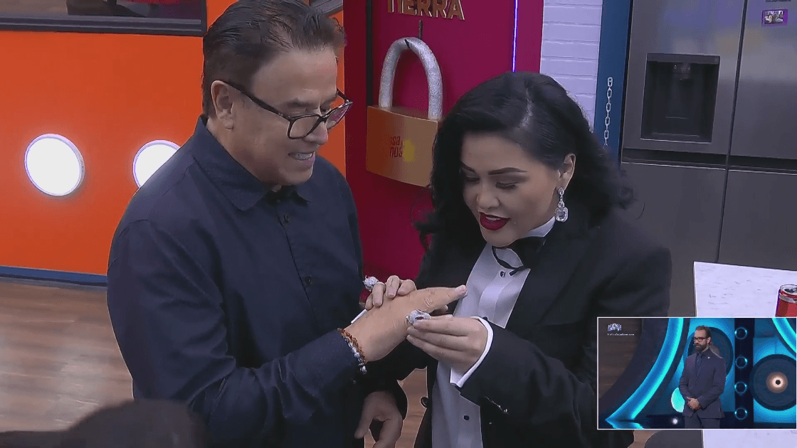 Gomita le regala un anillo a Mayito