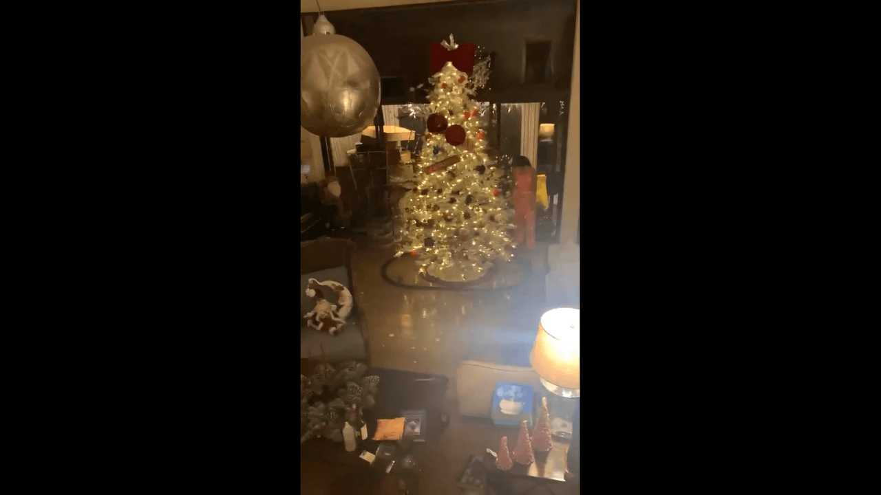 En la punta del árbol, Itatí Cantoral y sus hijos en lugar de la tradicional estrella colocaron un enorme moño rojo, que combina a la perfección con el resto de la decoración.