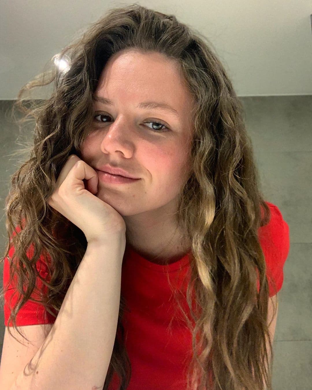 “Solo paso a compartirles la mayor felicidad que hemos sentido en nuestra vida. Les presento a nuestra perfecta y hermosa nena, Noah”, indicó la intérprete en su perfil social al pie de una foto que la muestra cargando a la recién nacida.