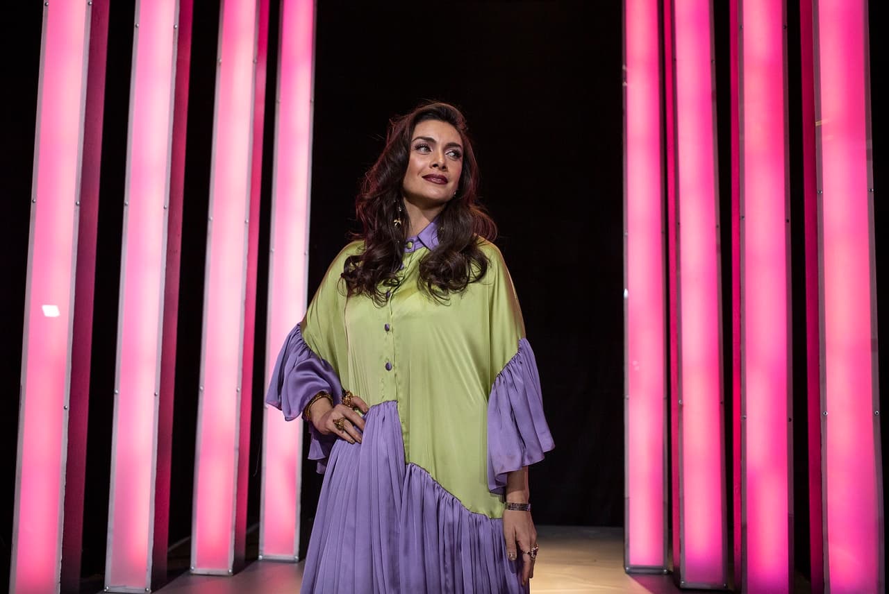 María de la Fuente interpreta a ‘Charlotte’, una psiquiatra que siente la necesidad de salvar al mundo y a los pacientes. “Ella se enfrentará con sus emociones con lo profesional y lo humano”, dijo en entrevista con Las Estrellas.