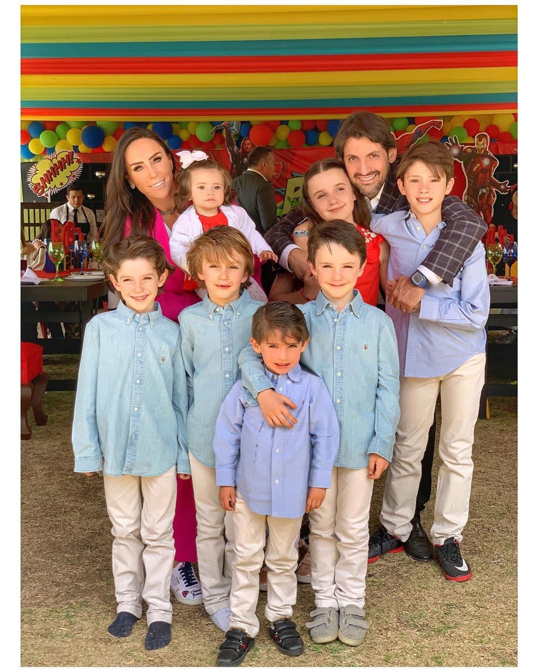 Bosco estuvo acompañado de sus hermanos, Inesita, Diego, Javier, Bruno, María y Mayito, además de su padre, Víctor Álvarez Puga, por lo que posaron en este bello retrato familiar que alcanzó más de 84 mil likes.