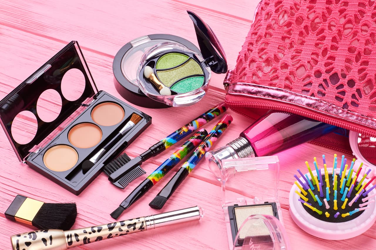 Kit de maquillaje básico que toda mujer debe tener en su bolsa