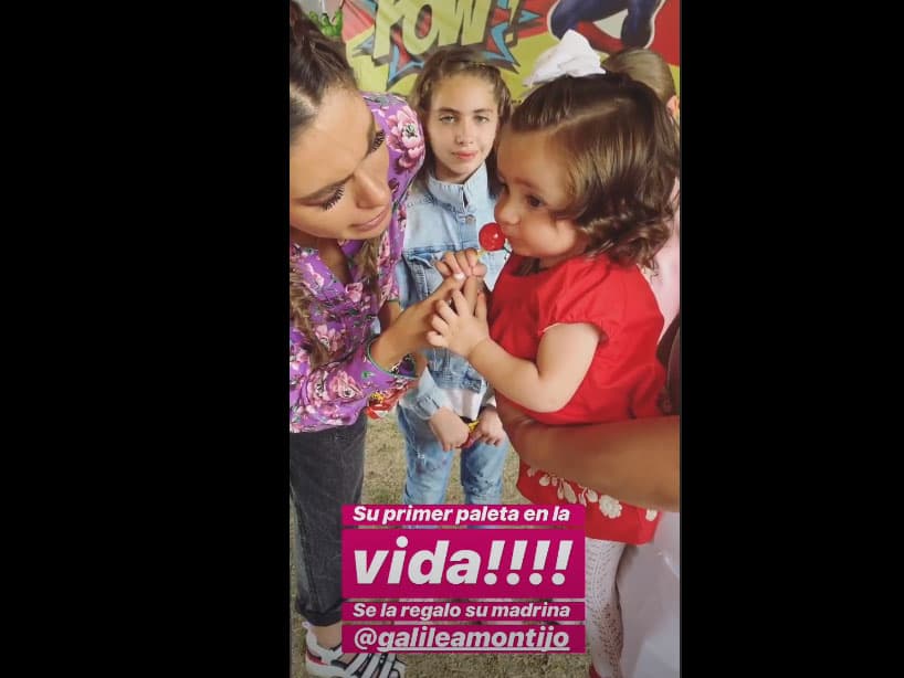 Galilea Montijo asistió al evento y le regaló una paleta a María, captando el momento en el que la pequeña prueba ese dulce por primera vez.