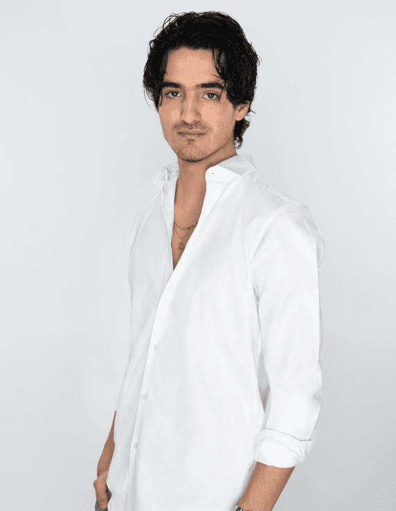 Sebastián Poza es 'Nicolás', un joven de rasgos finos, atractivo, sencillo, alegre, muy sensible, emotivo, detallista y con gran corazón. Es muy apegado a su madre. Sufre intensamente el proceso degenerativo de 'Loreta', le aterra que ella vaya a morir.
