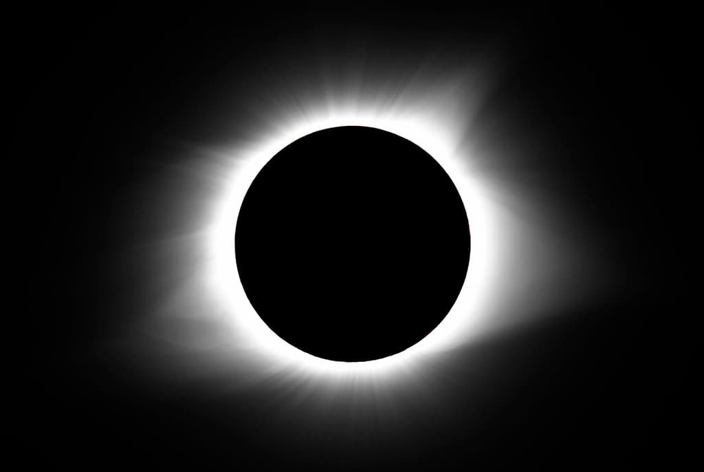 La luna cubre el sol durante un eclipse solar total el lunes 21 de agosto de 2017 en Cerulean, Kentucky.