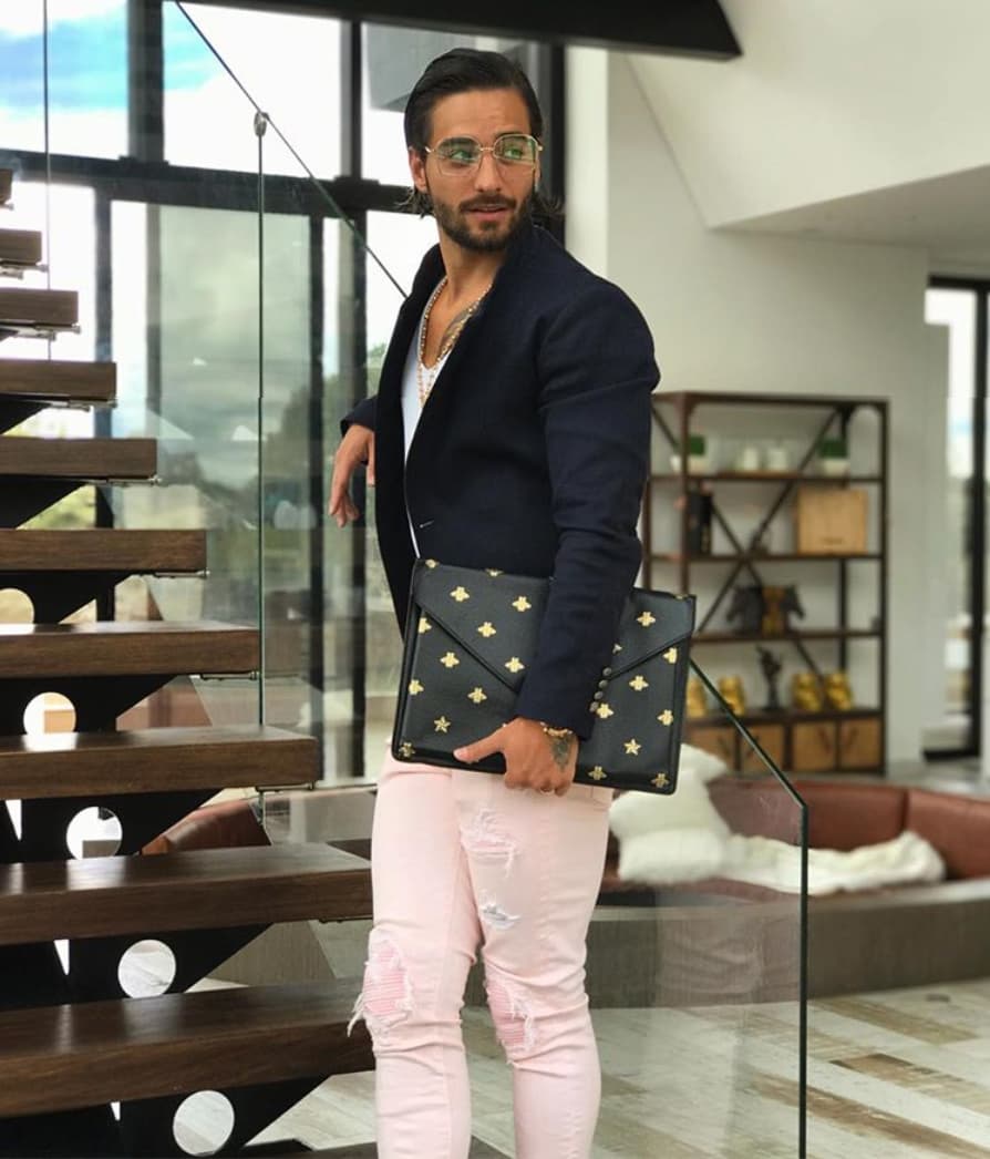 Critican a Maluma por sus excéntricos atuendos