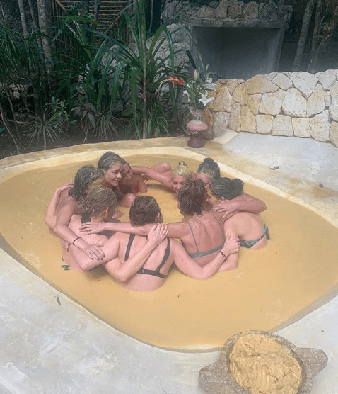 Desde comidas y cenas hasta un baño relajante dentro de una piscina de barro, donde todas compartieron un momento muy íntimo que sellaron con un abrazo grupal.