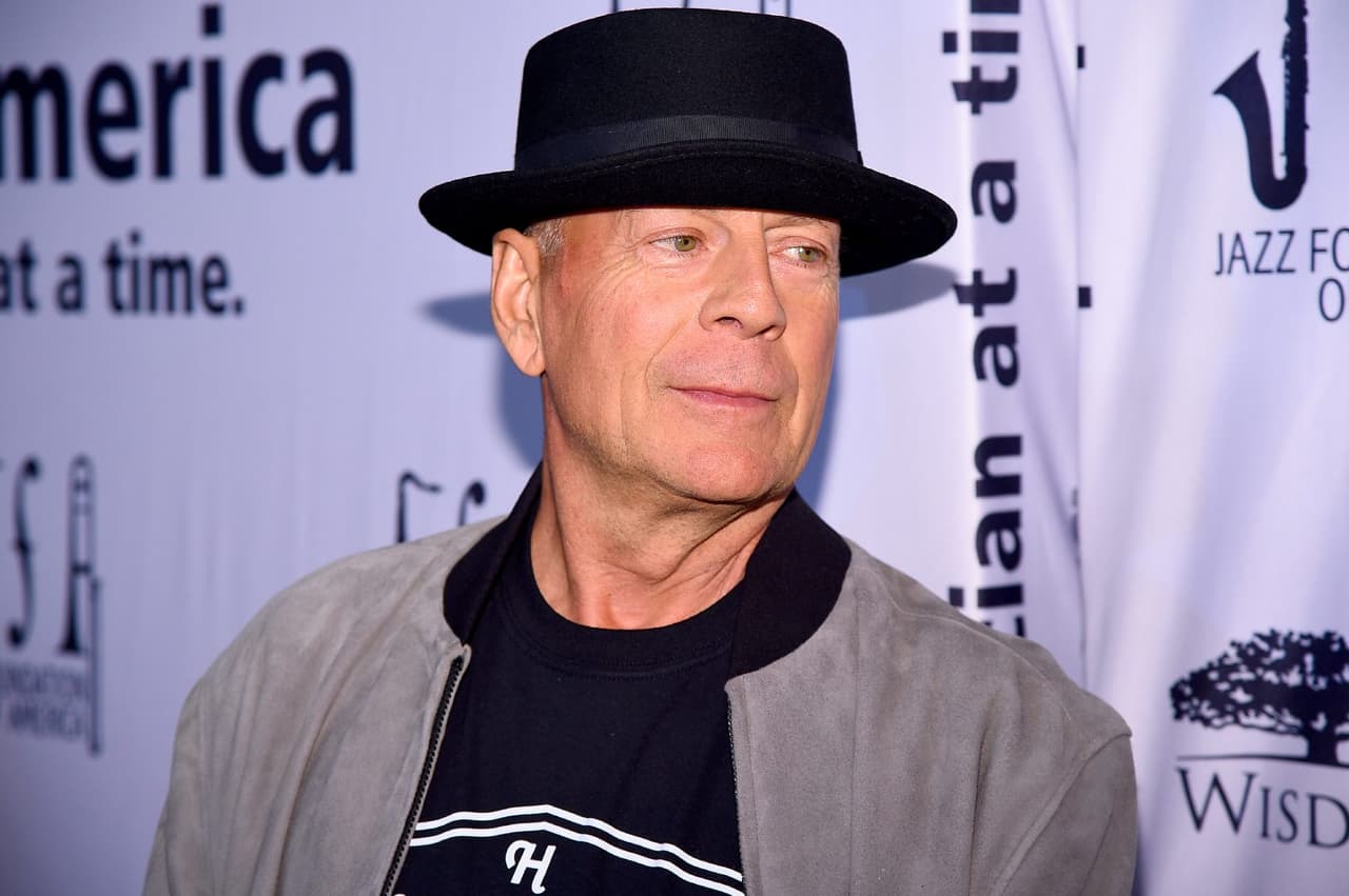 Reportan a Bruce Willis en estado crítico por demencia, ya no camina ni se comunica