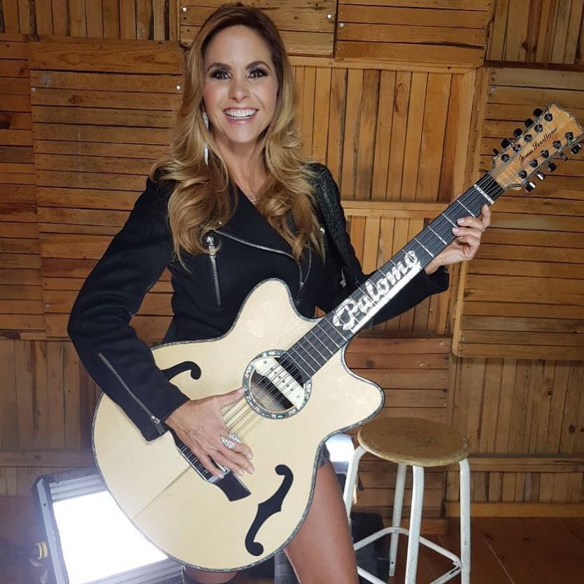 Este material contiene covers y temas originales de Carlos Rivera, Joss Favela y Luciano Luna, quien es el productor.