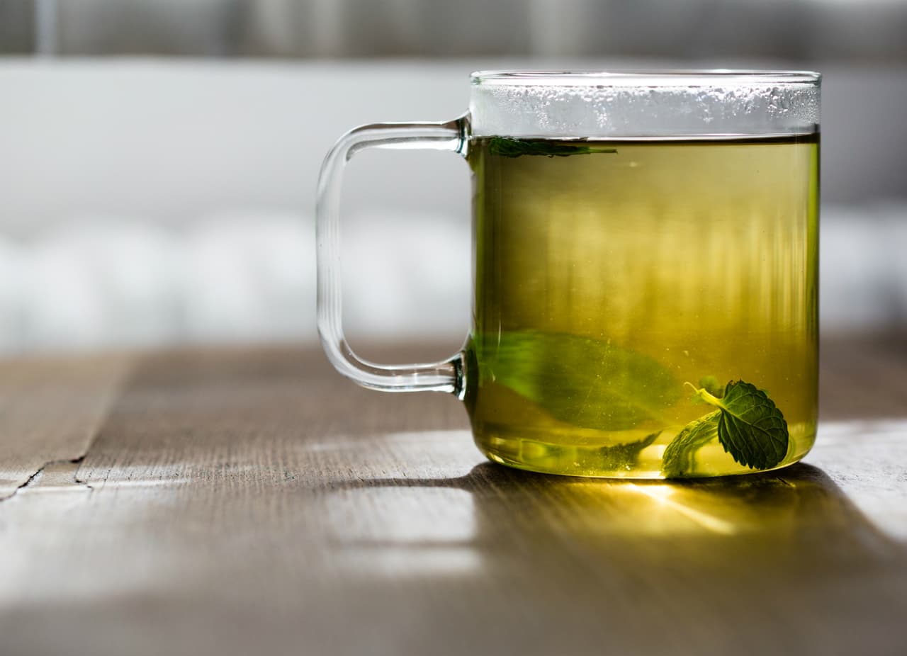 1. Té verde: Ayuda a combatir los radicales libres, responsables de romper las fibras de colágeno.