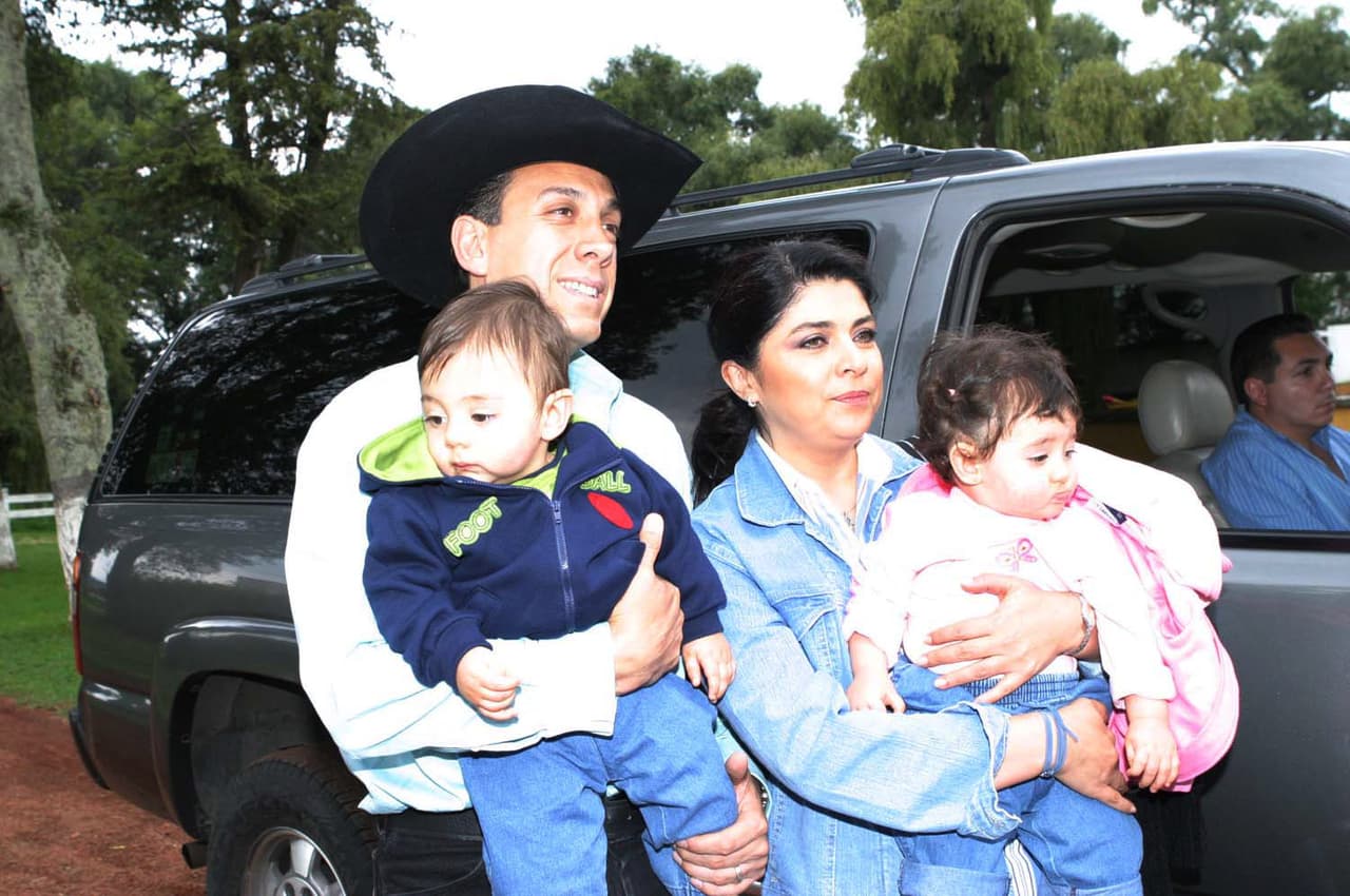 Vicky y Anuar son mellizos. Los hoy adolescentes de 16 años nacieron el 11 de agosto de 2004, tres años después de que Victoria Ruffo contrajo nupcias con Omar Fayad.