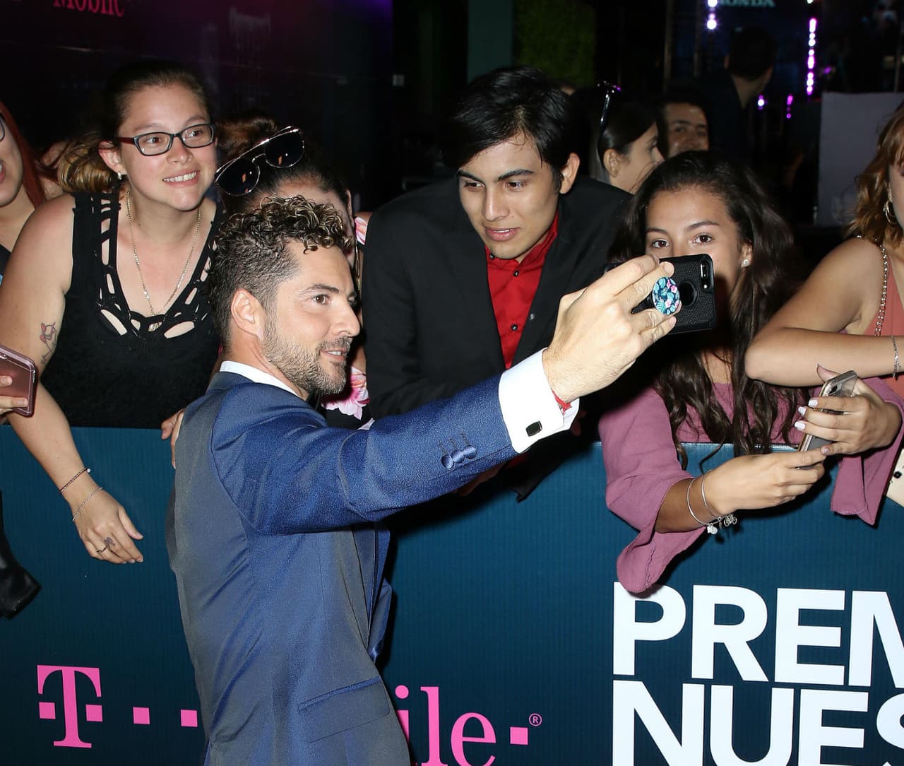 A su paso, David Bisbal quiso consentir a sus seguidores.