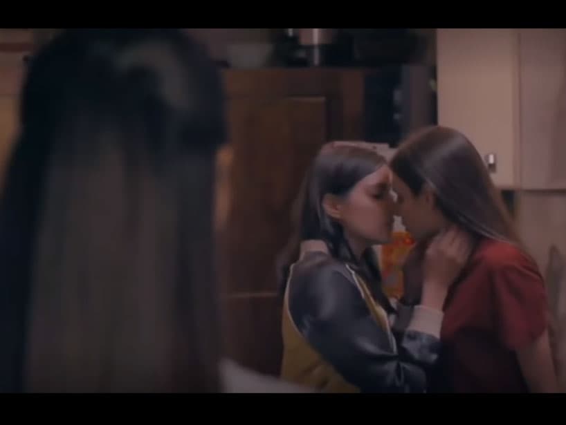 Debido a las circunstancias, las chicas trataron de alejarse, pero el amor que sienten las vuelve a unir y se dan otro beso, momento que interrumpió ‘Lupita’, abruptamente.