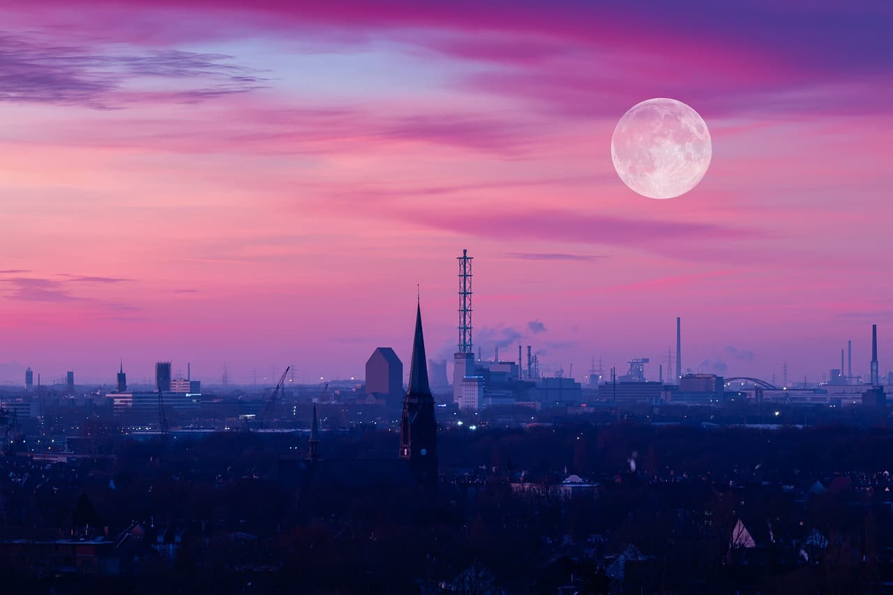 ¿Qué significa la Luna Rosa y cómo nos afecta?