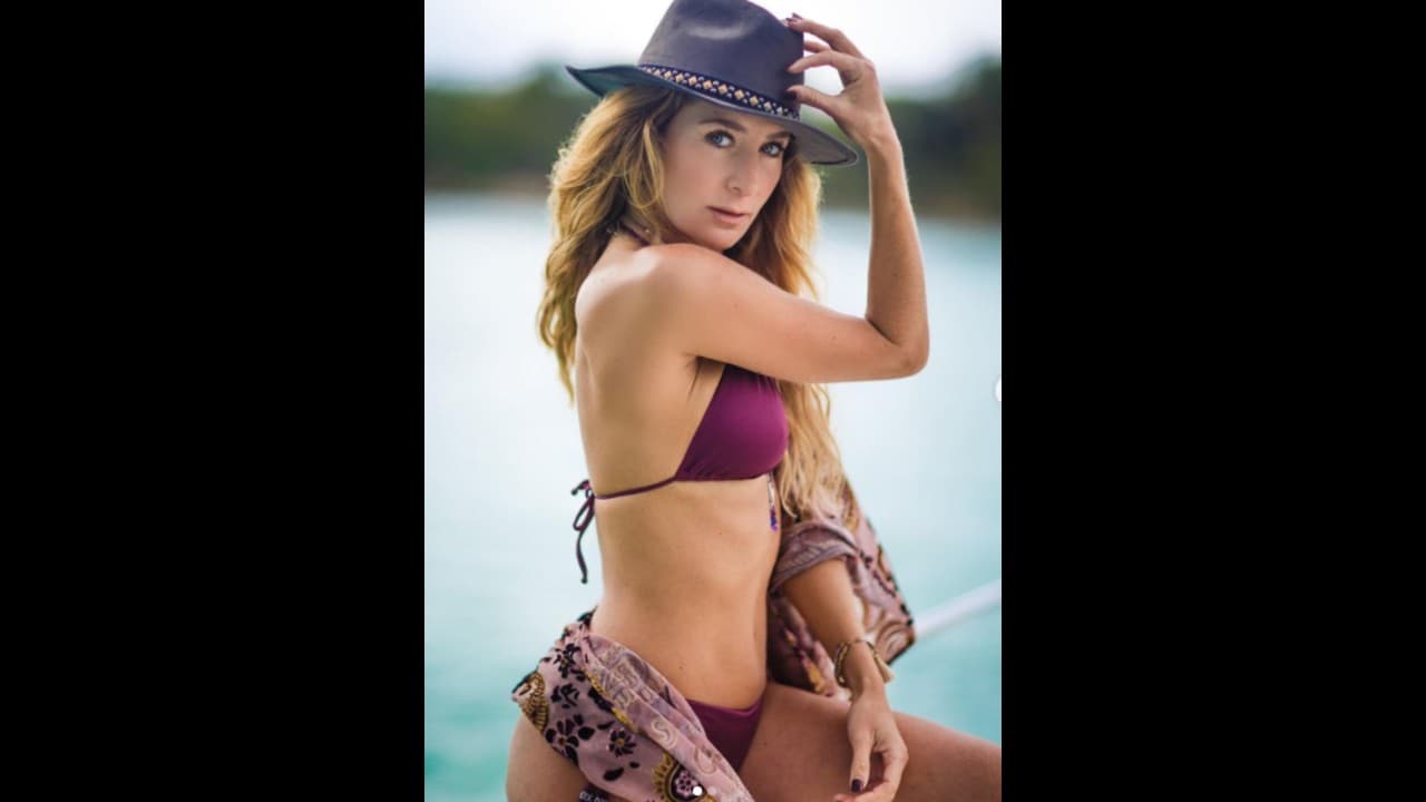 La actriz acompañó las fotos con una peculiar descripción, en la que destacó que mientras realizaba las imágenes tenía un fuerte dolor de rodilla por la lesión que sufrió días atrás, pero se dijo feliz de ver su cuerpo imperfectamente perfecto.