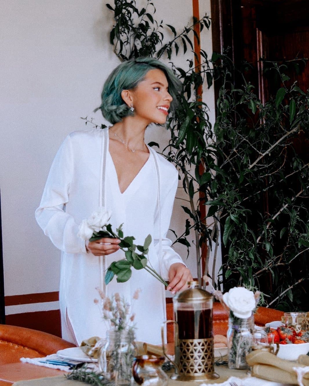 Una de las famosas que aplaudió lo camaleónica que se volvió Ángela en su estilo fue Ana Bárbara, quien en una de las instantáneas comentó, "¡Qué chula!".
