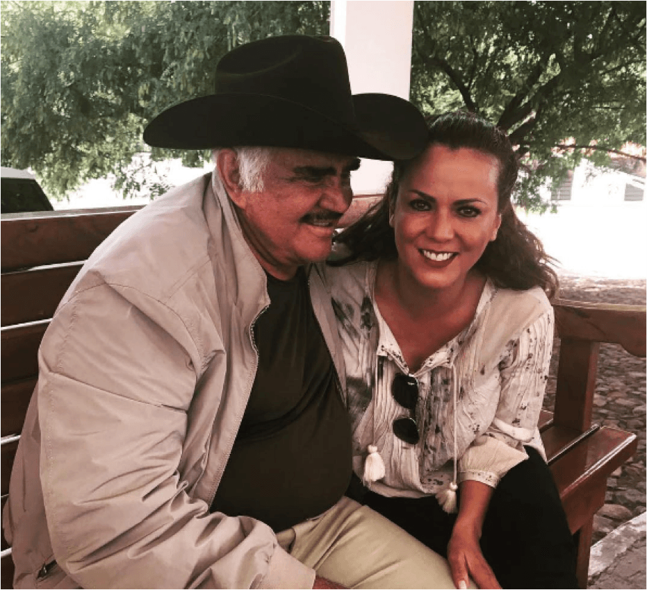 La cantante también acompañó a Fernández en las instalaciones de su rancho, y posteriormente lo compartió a través de sus redes sociales