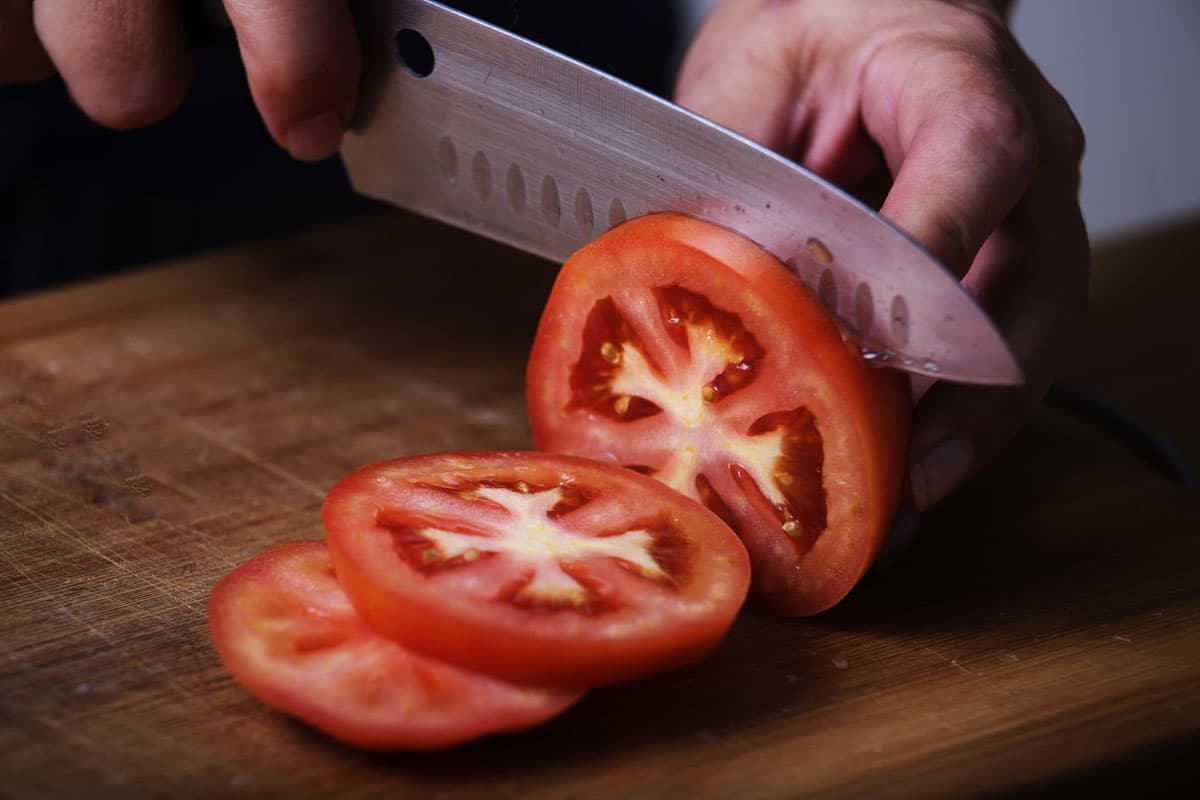 Se recomienda asar los jitomates para obtener un platillo fácil y rico para acompañar cualquier comida.