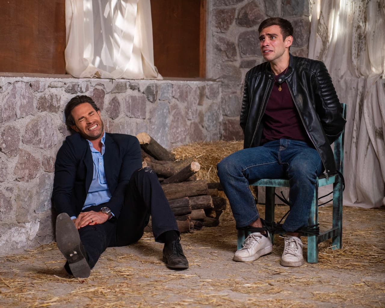 Al no seguir sus instrucciones, 'Soraya' le dispara en la pierna a 'Luis Alberto'.