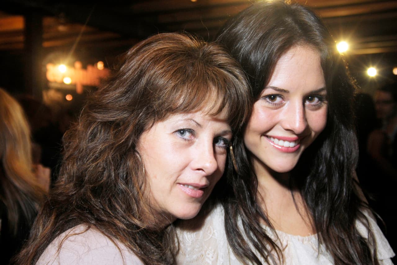 Zuria Vega es hija del fallecido actor Gonzalo Vega, de quien heredó la vena artística, pero su belleza es gracias a su mamá Leonora Sisto, a quien es igualita.
