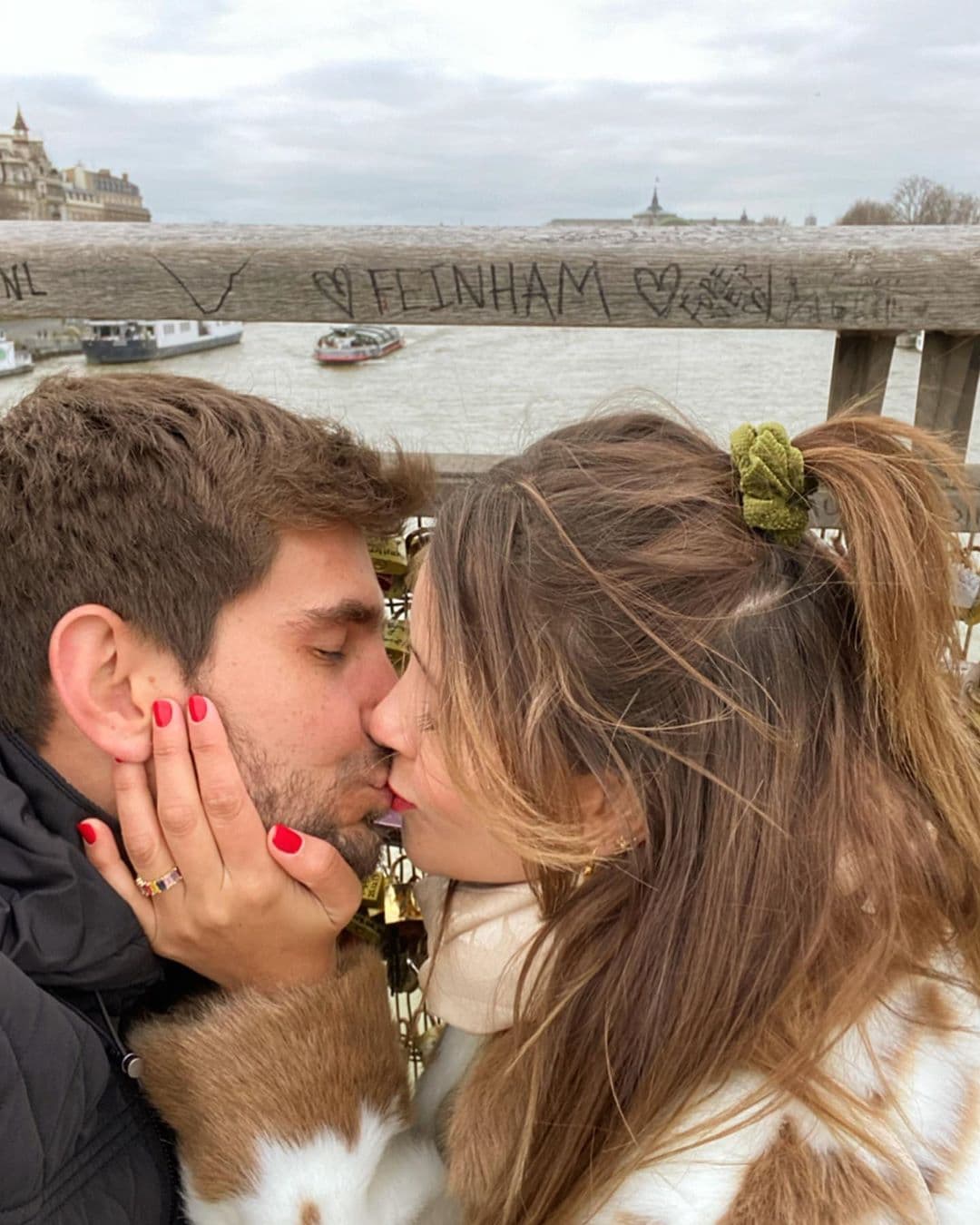 Paulina Goto comparte romántica foto en la que se besa con su novio mientras hace ejercicio en casa
