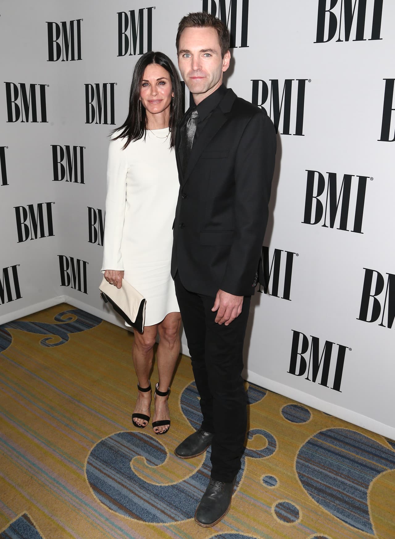 Courteney Cox le dio otra oportunidad al amor con el guitarrista Johnny McDaid, con quien estuvo comprometida en 2014 pero después rompieron, pero ahora parecen estar viviendo un gran romance, además de que sus seguidores señalan que se parecen mucho debido a que tienen la misma forma del rostro.