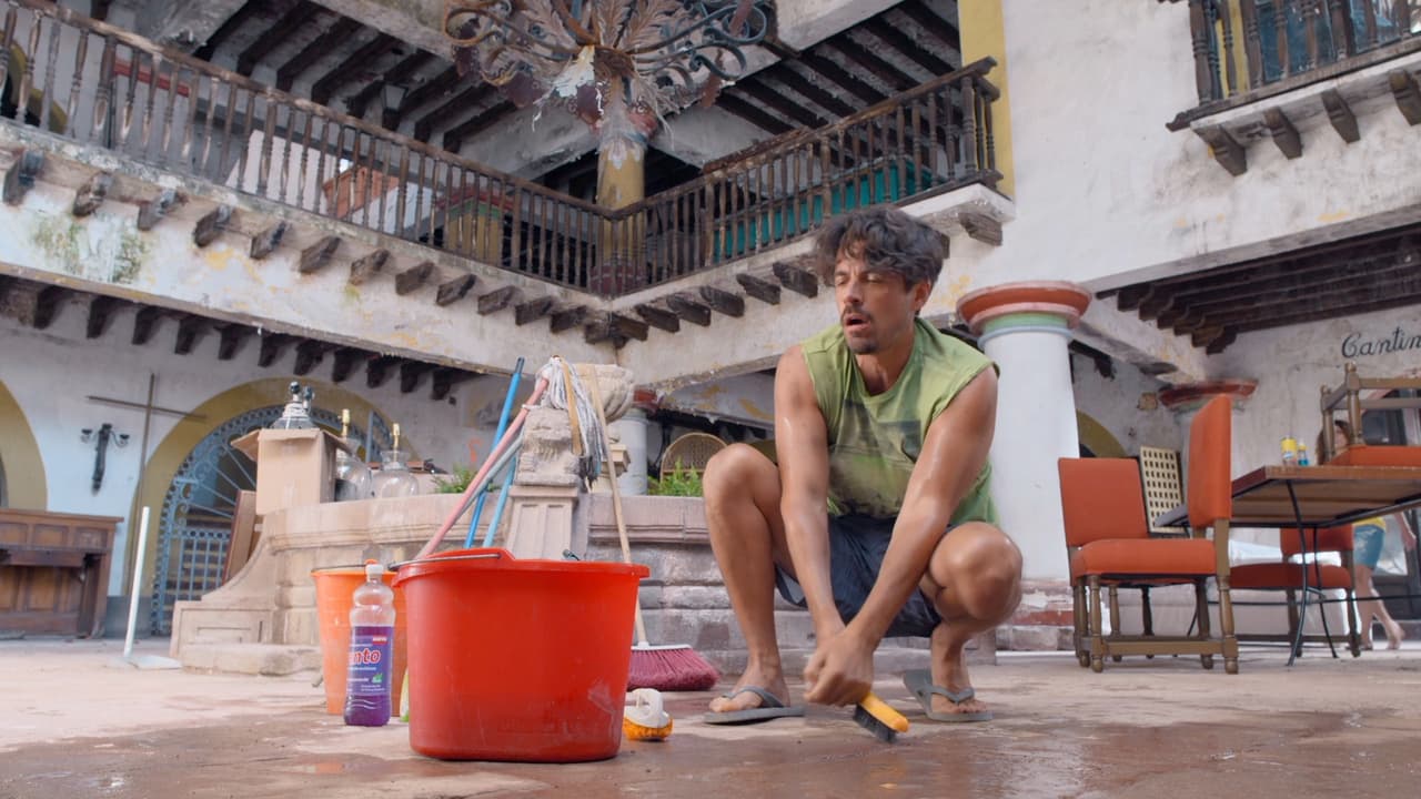 Tiempo después, 'Diego' tiene que limpiar el hotel.