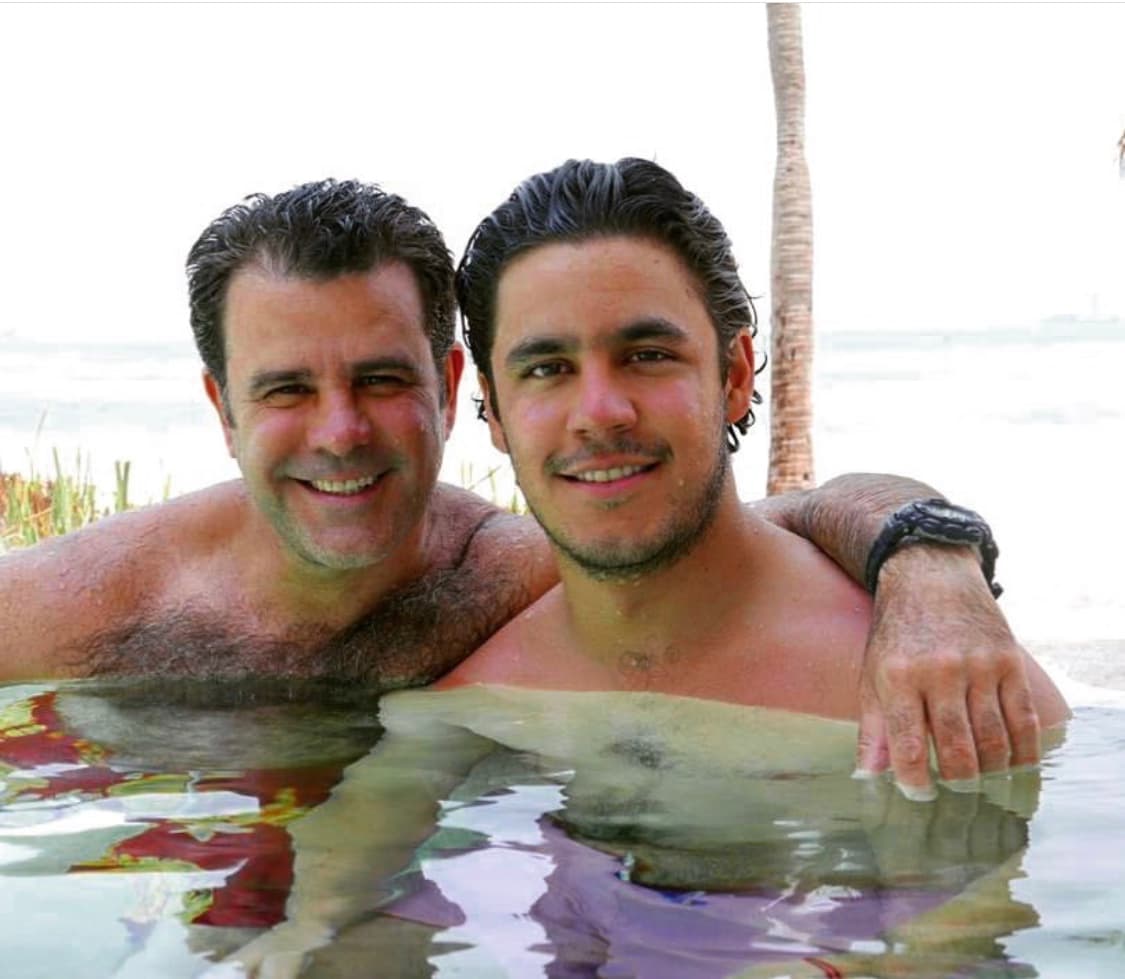 Como dos gotas de agua, así son el actor Eduardo Capetillo y Eduardo Jr, su hijo de 25 años, quien, a diferencia de su padre, optó por desempeñarse en el ramo de la mercadotecnia.