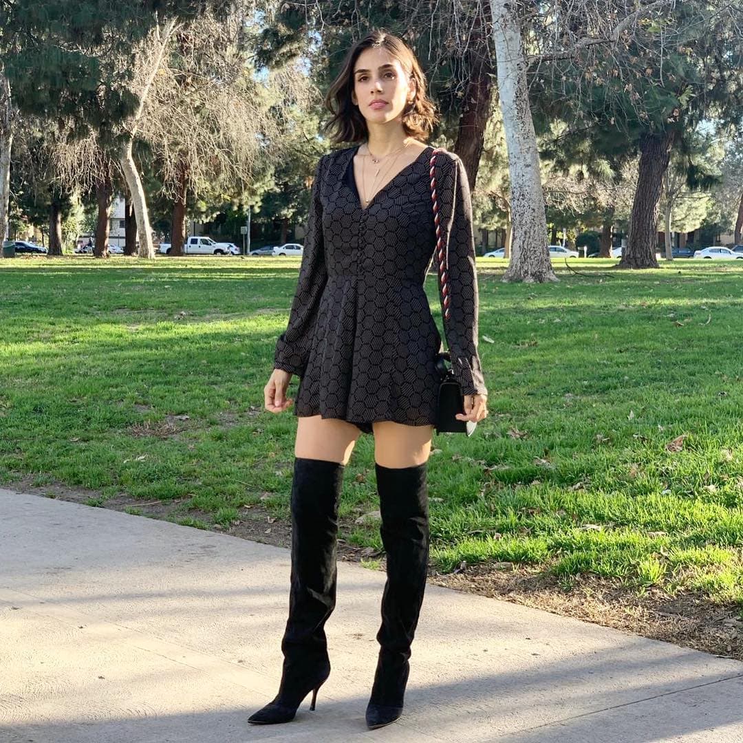 Entra las marcas que Sandra Echeverría suele utilizar, tanto en accesorios como en ropa, podemos encontrar: Zara, Levis, Reebok, Dior, entre otras. En esta foto, por ejemplo, ella está usando un vestido corto de Harlyn Label y unas botas largas de Dolce Gabanna, todo en color negro.