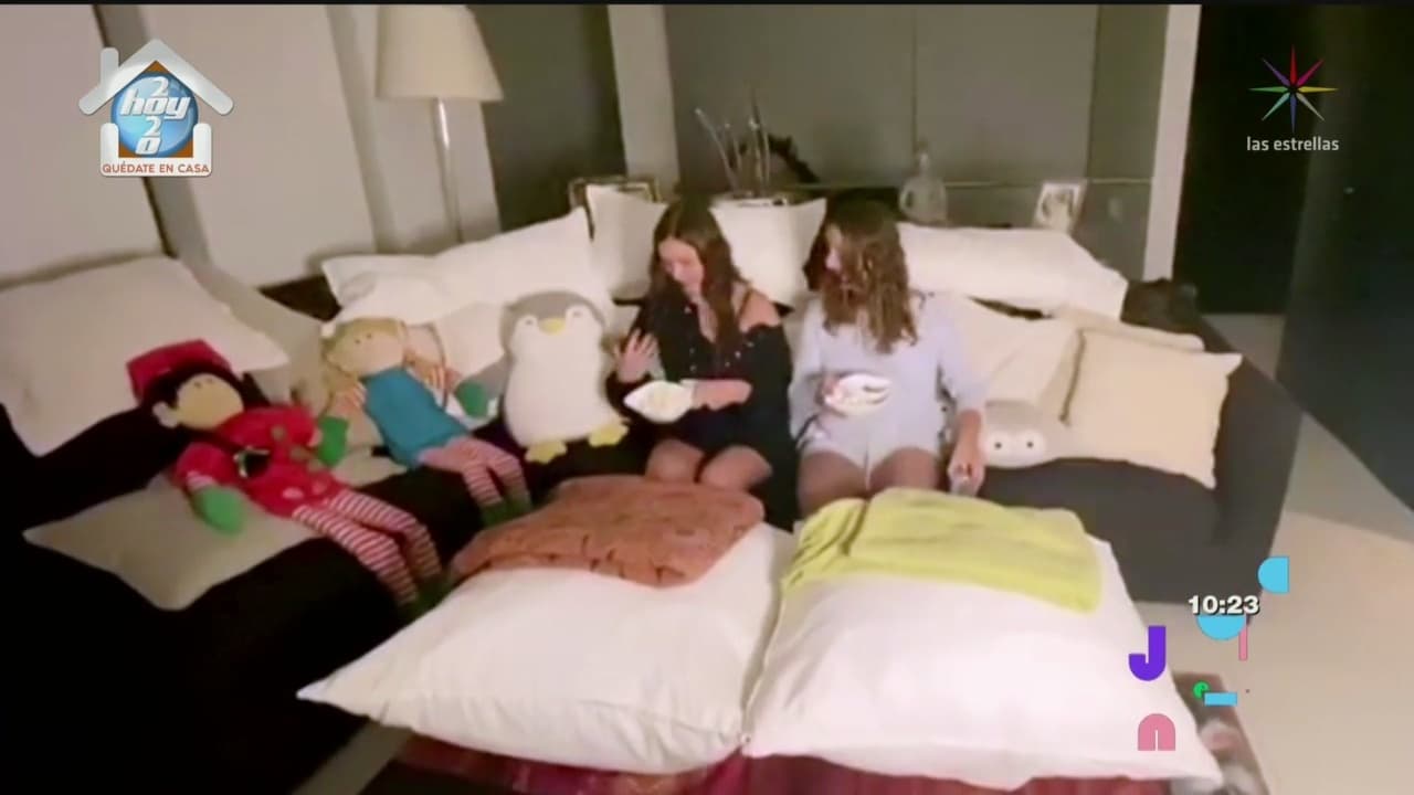 Su sala es de color café y recientemente la convirtió en cine, en el que consintió a sus hijas Mía y Nina con palomitas y golosinas.