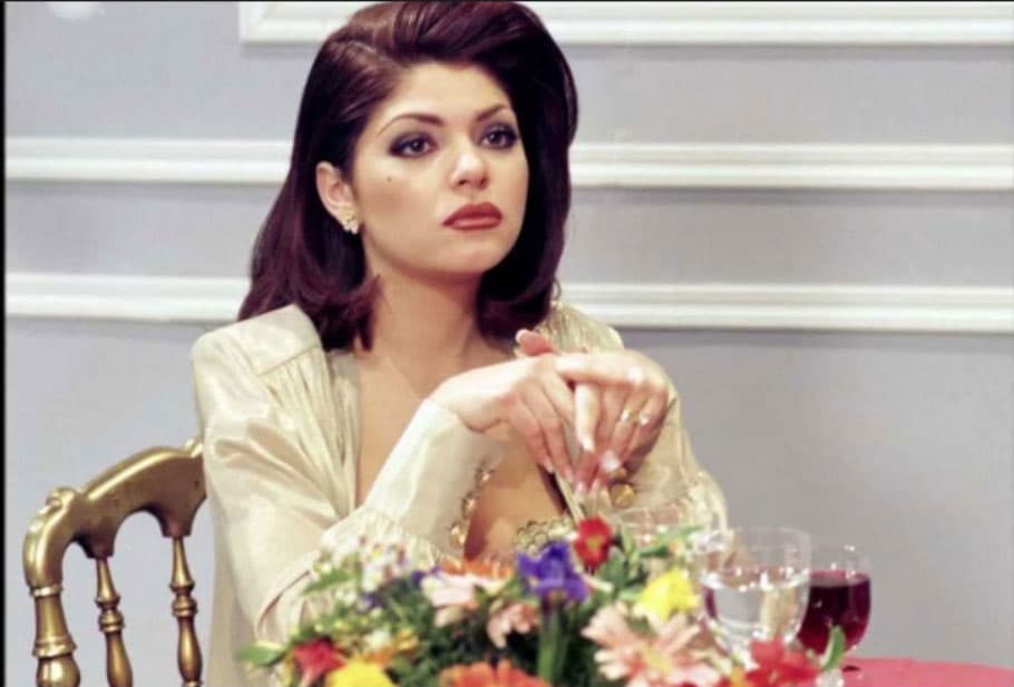 Itatí Cantoral dio vida a ‘Soraya Montenegro’ en ‘María la del barrio’ en 1995 y fue tal el impacto que causó este personaje que circulan en las redes sociales diversos memes inspirados en su frase ‘¡Maldita lisiada!’.