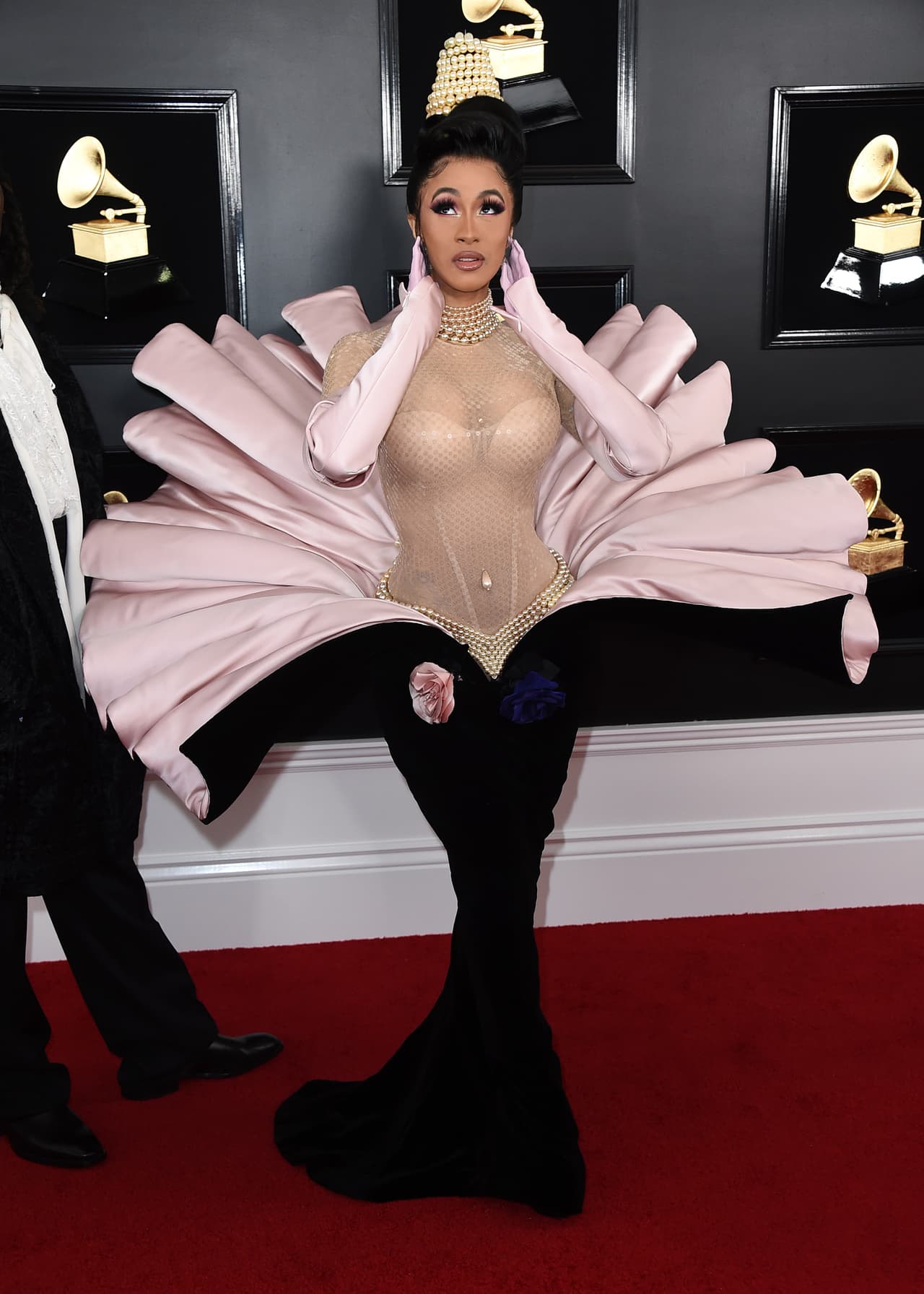 El look de Cardi B inspira divertidos memes en los Grammy