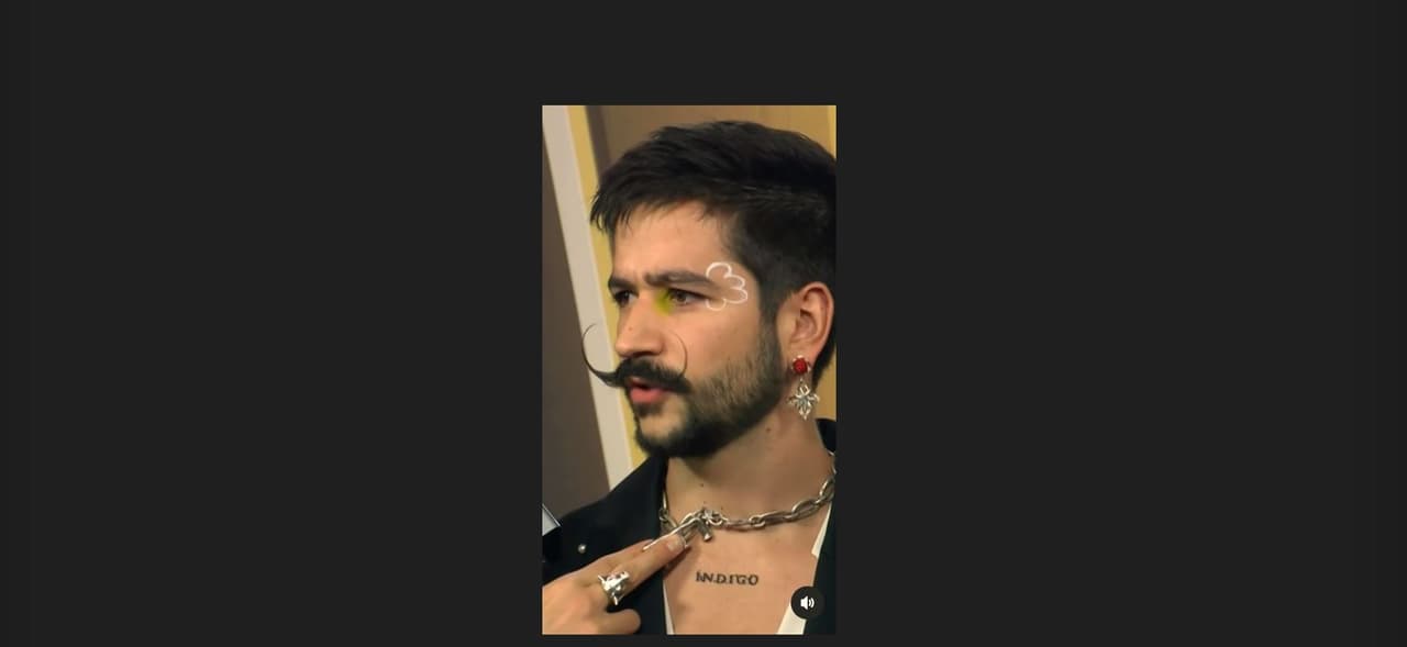 Camilo se tatúa el nombre de Índigo.
