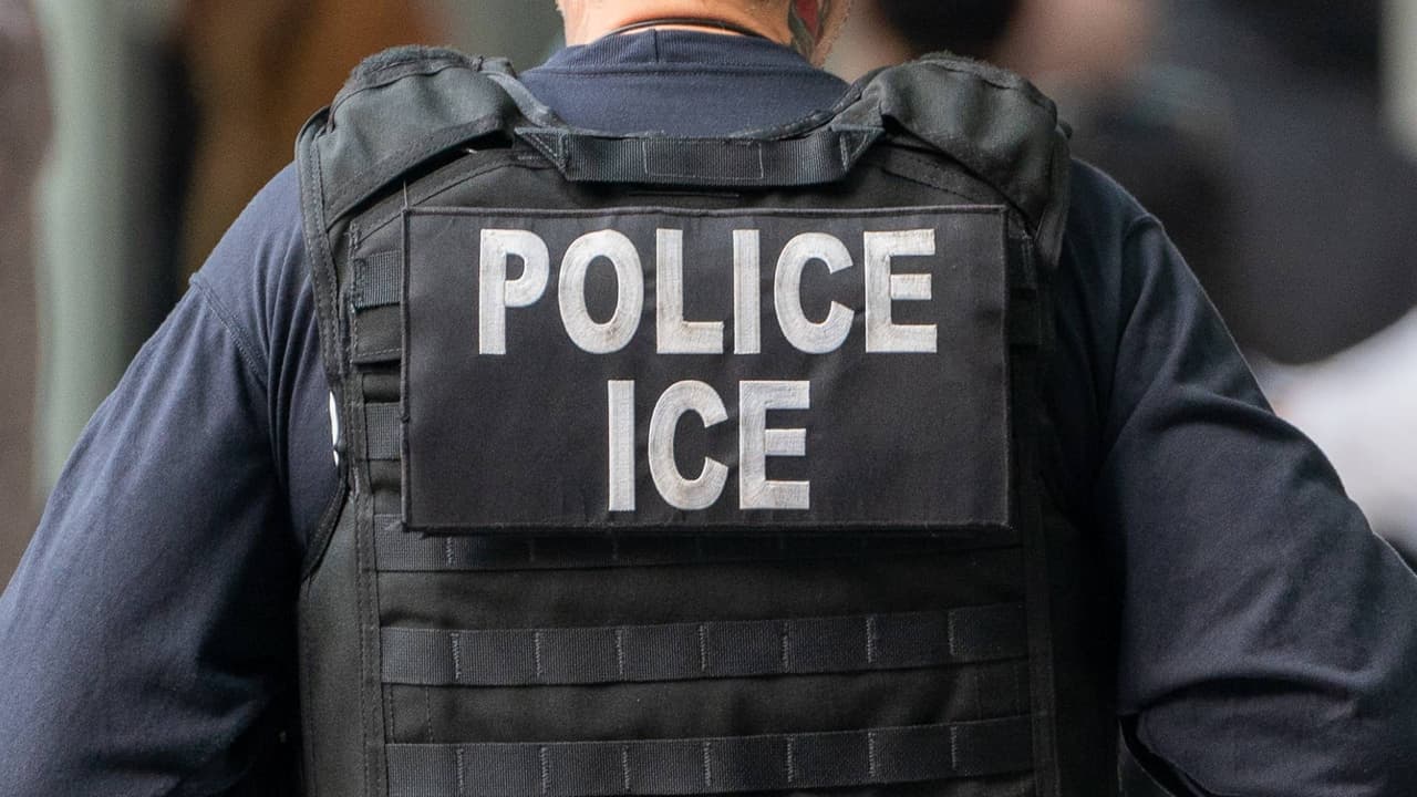 Un hombre baleado mortalmente y un agente de ICE herido deja operativo en Chicago, según reportes