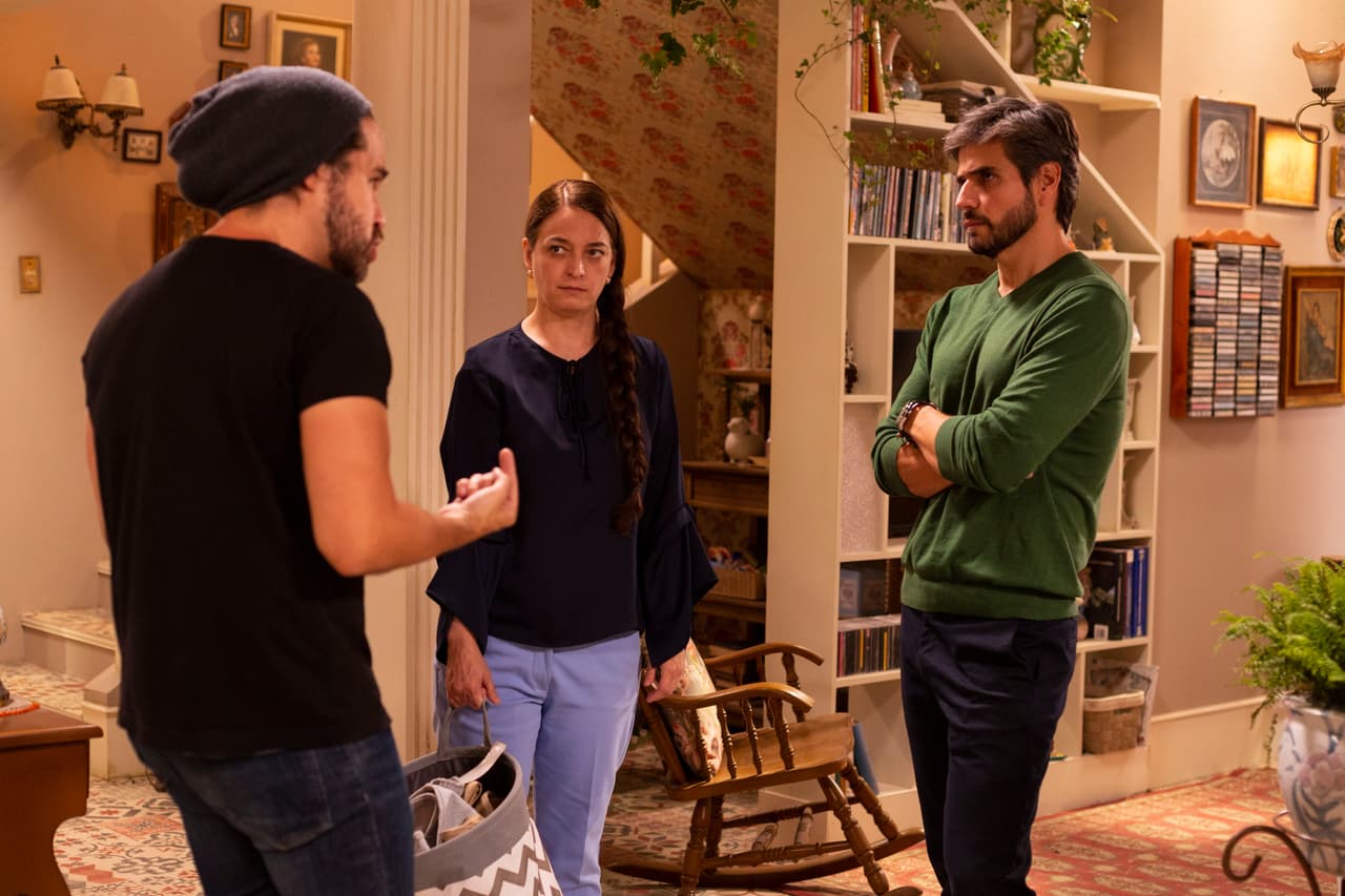 Aquí Daniel Arenas y Lourdes Reyes escuchan las indicaciones del director.