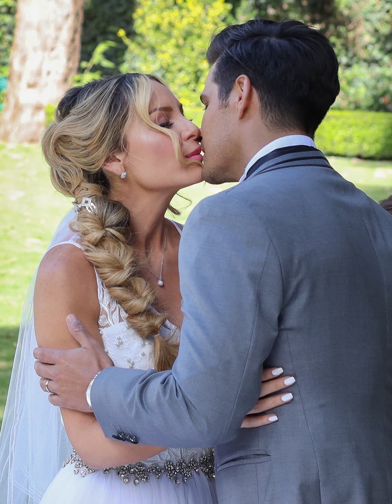 Y sellaron el momento con un beso de amor.