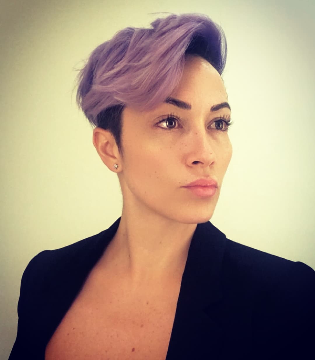 Laura Vignatti aparece en la segunda parte de Mi marido tiene familia (Mi marido tiene más familia) luciendo tono morado.