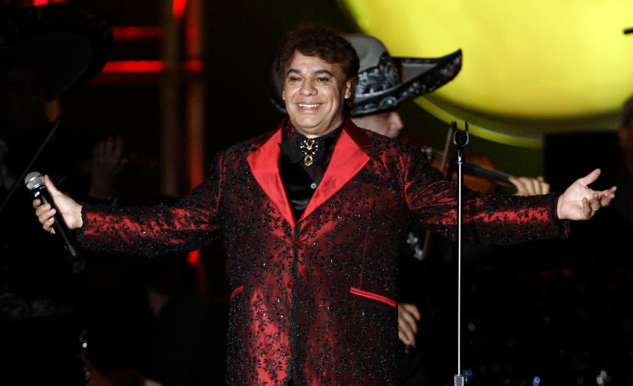 En 2010, Juan Gabriel fue demandado por un hombre, el cual afirmó que el cantante lo violó cuando tenía 15 años y que los abusos se dieron entre 1982 y 1983. Sin embargo, el ‘Divo de Juárez’ afirmó que el sujeto solo quería una visa para entrar a Estados Unidos.