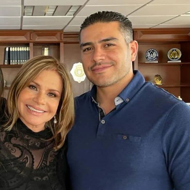 María Sorte junto a su hijo Omar García Harfuch.
