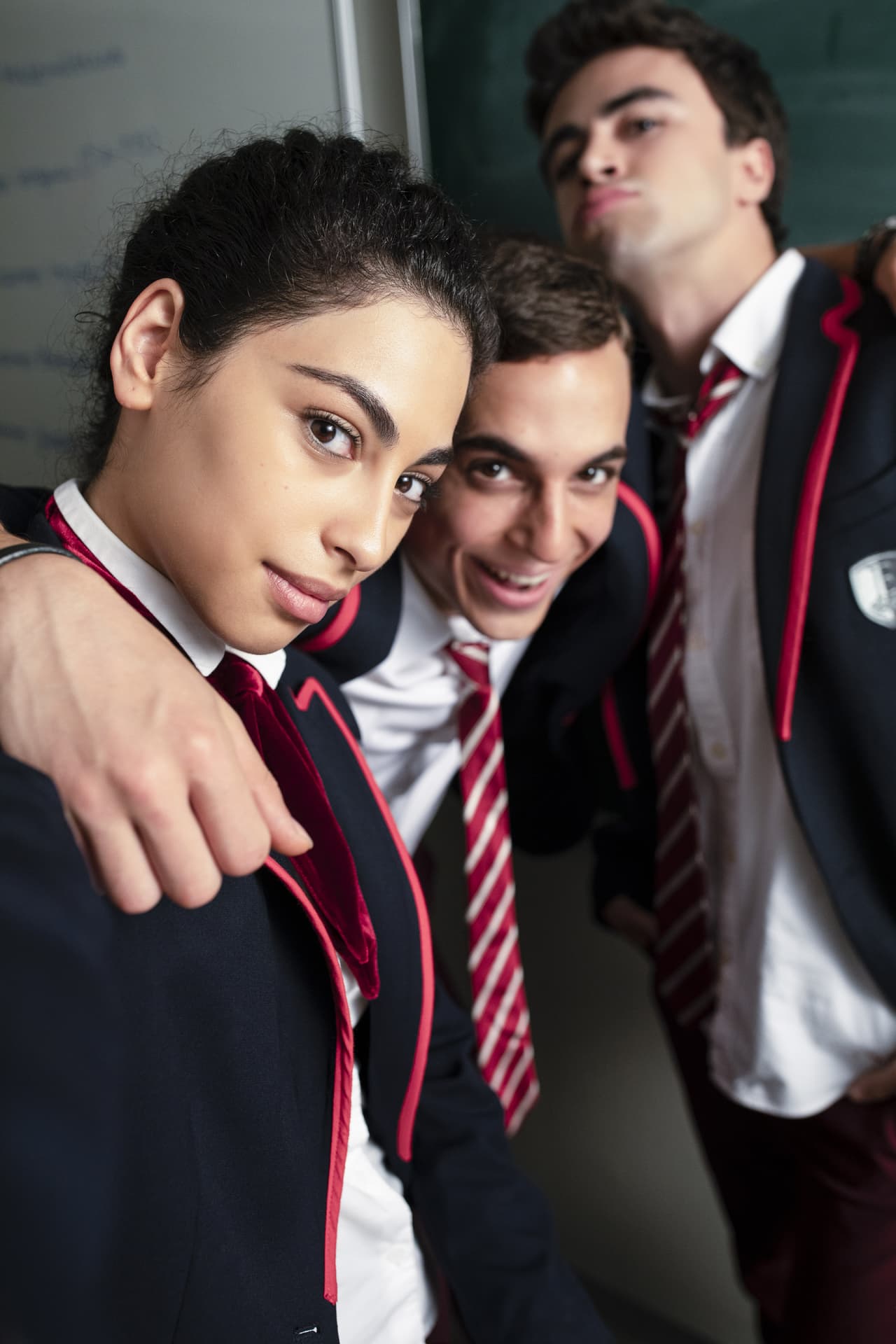 Esta emisión narra la historia de tres jóvenes de clase baja, procedentes de un colegio público en ruinas, que ingresan a Las Encinas, la escuela más exclusiva del país (FOTO: Netflix)