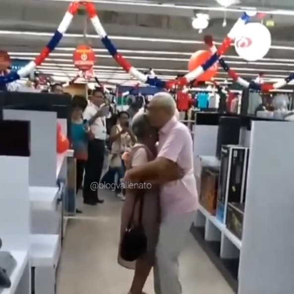 Pareja de abuelitos bailan vallenato en el súper y se hace viral