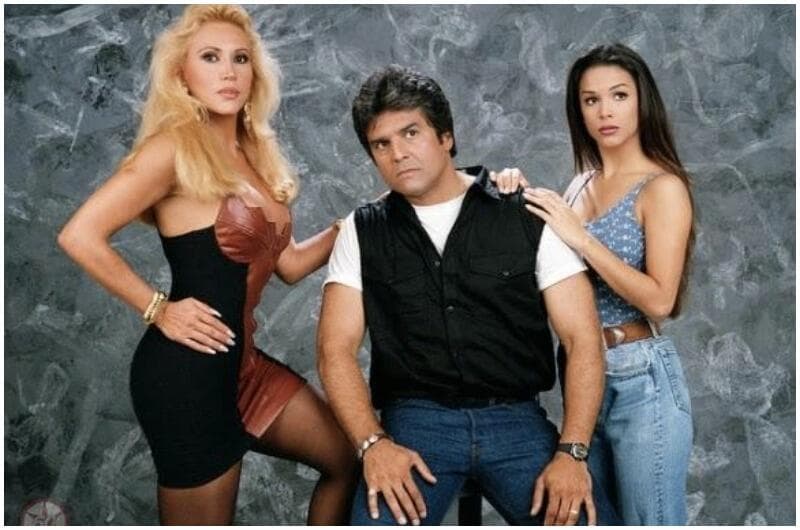 Entre 1993 y 1994 las actrices Bibi Gaytán y Laura León se enfrentaron por el amor de Erik Estrada en la telenovela ‘Dos mujeres un camino’.