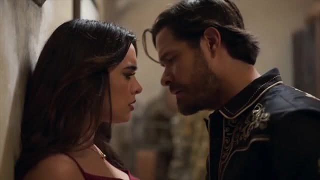 Genaro y Kiara se besan apasionadamente