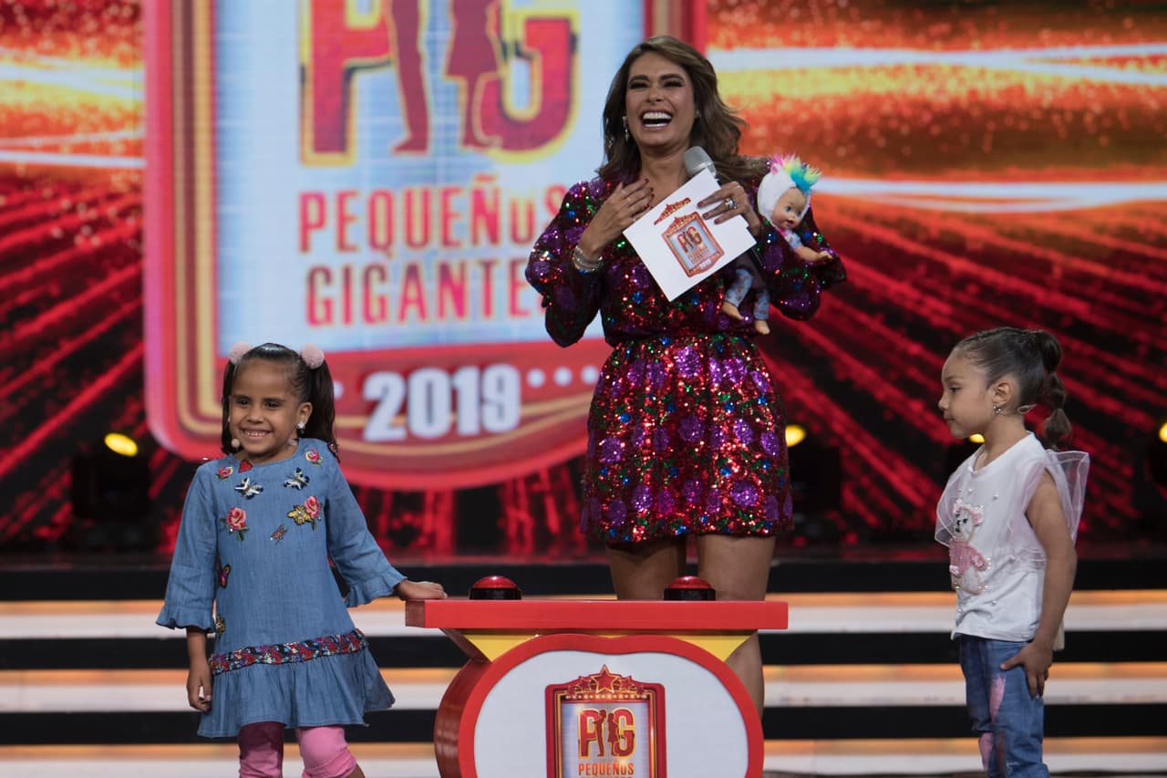La presentadora acompañó el vestido con un par de stilettos italianos en color verde con pedrería.