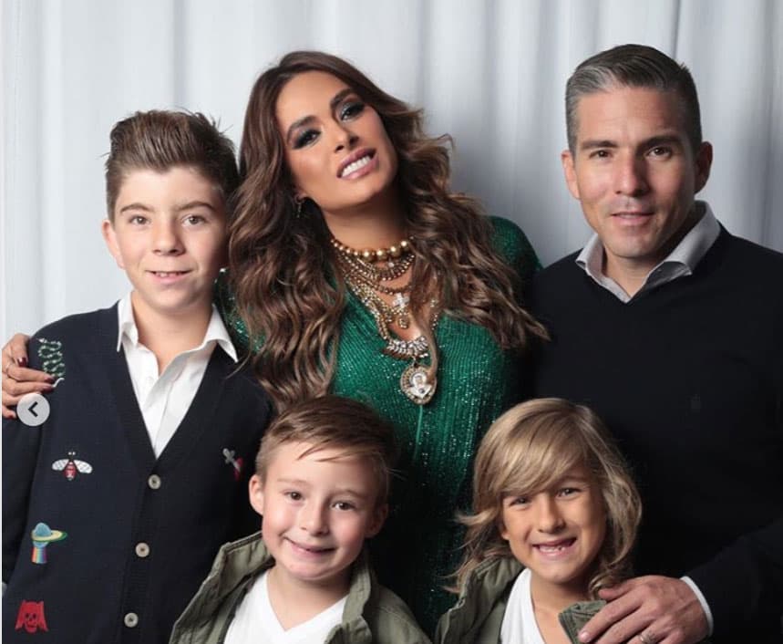 “Feliz día del padre @reinaiglesias. Gracias por ser ese papá siempre presente, por tu amor y lucha de todos los días. Te amamos #Alexis #Claudio #Mateo y yo. Felicidades a todos los papás”, indicó Galilea Montijo en un post en el que mostró una tierna foto familiar.