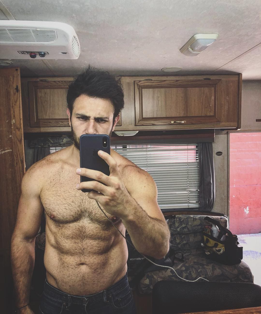 El actor causa revuelo por su atractivo físico
