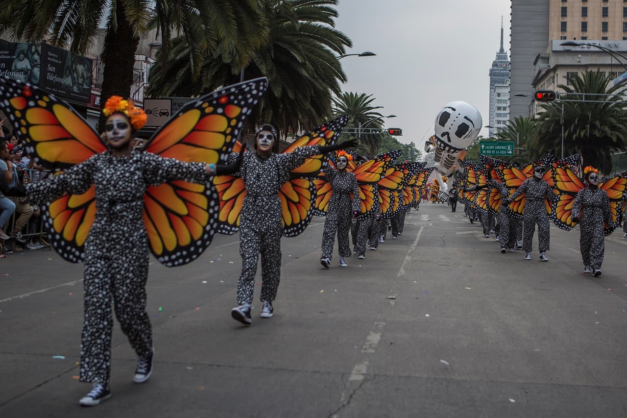 Las mariposas iluminaron de color el desfile.