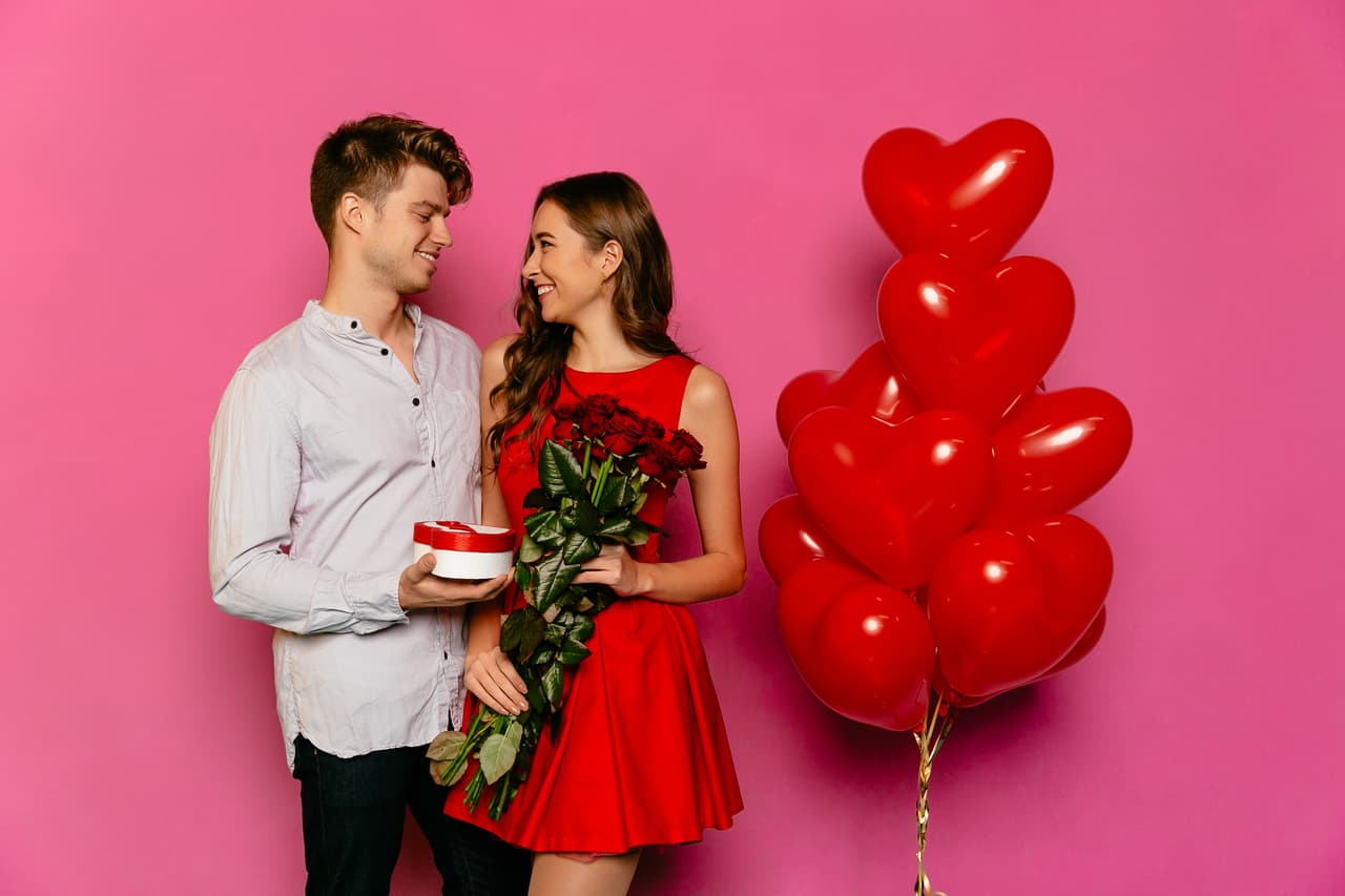 Cáncer. Un ramo de flores, una caja de chocolates, una joya, un reloj, un perfume, los clásicos son infalibles. Por supuesto deben predominar el color rojo y rosa y los corazones.