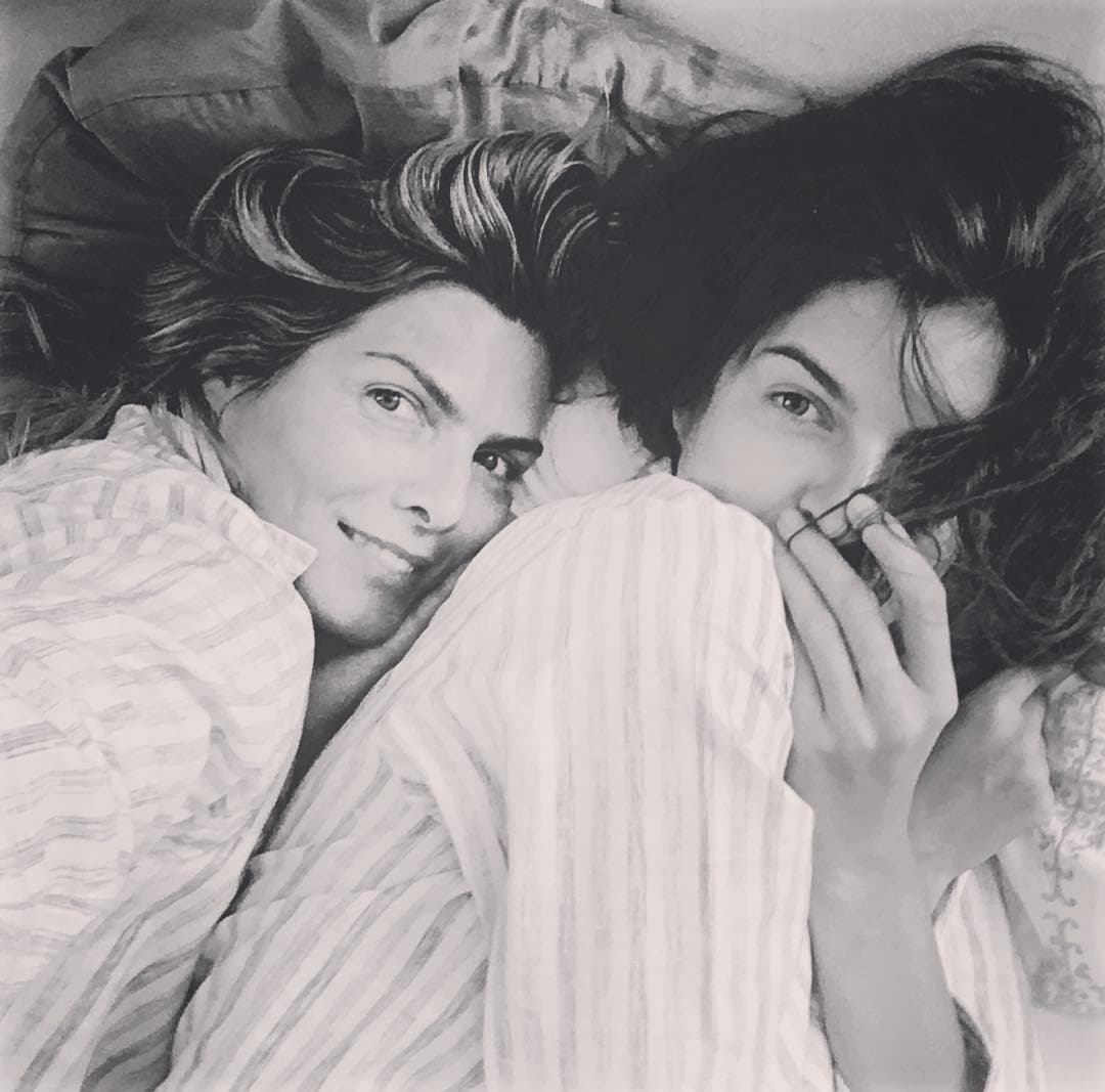 Mientras que Montserrat publicó un par de imágenes junto a su novia con el mensaje: “¡Ya cuatro años! El tiempo vuela… #FelizAniversario y todavía te elegiría de nuevo”.